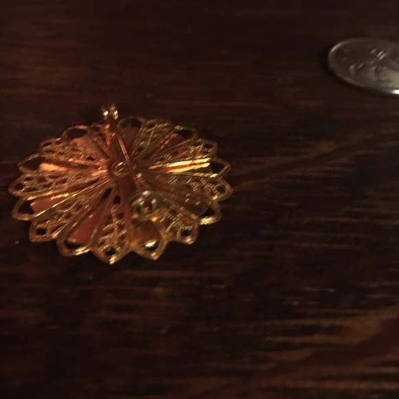 Vintage gold-tone filigree petit point brooch - Picture 4 of 5